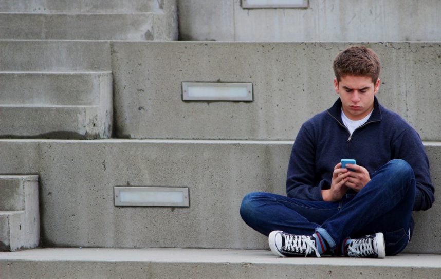 Jugendlicher mit Smartphone