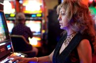 Frau am Spielautomaten