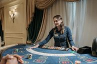 Frau, Croupier, Glücksspiel, Casino