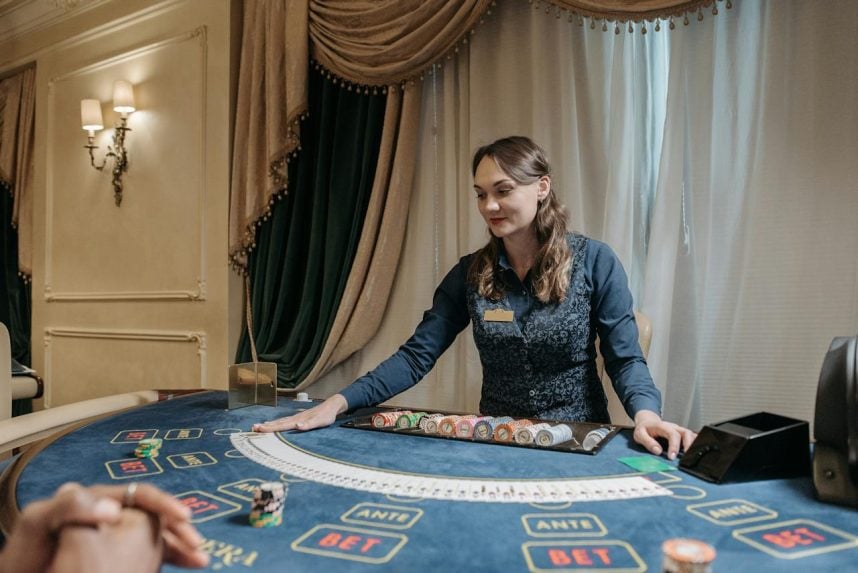 Frau, Croupier, Glücksspiel, Casino