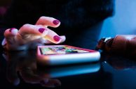 App, Frau mit Handy