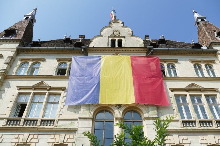 Rumänische Flagge auf Gebäude