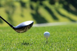 Golfschläger und Ball