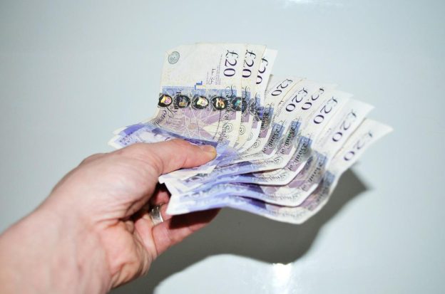 Hand mit Pfundnoten