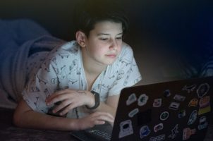 Mann Abends am Notebook