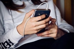 Jugendliche mit Smartphone
