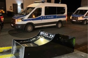 Spielautomat liegt vor Polizei-Einsatzfahrzeug