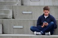 Jugendlicher mit Smartphone