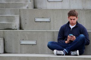 Jugendlicher mit Smartphone