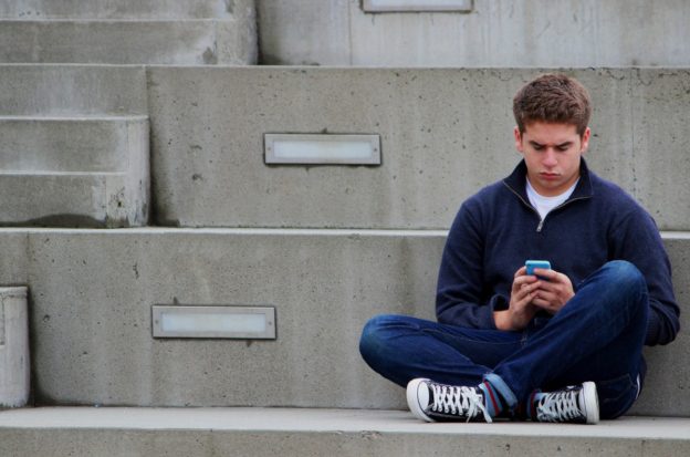 Jugendlicher mit Smartphone