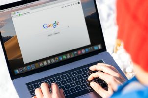Mensch am Laptop, Google-Website