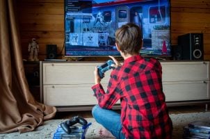 Jugendlicher mit Videospiel