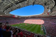 Blick in volles Fußballstadion