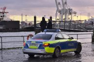 Polizeiwagen an der Elbe