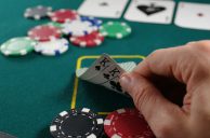 Hand mit Spielkarten, Jetons