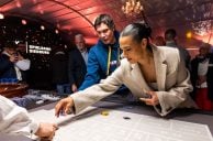 Moderatorin Amira Aly am Spieltisch