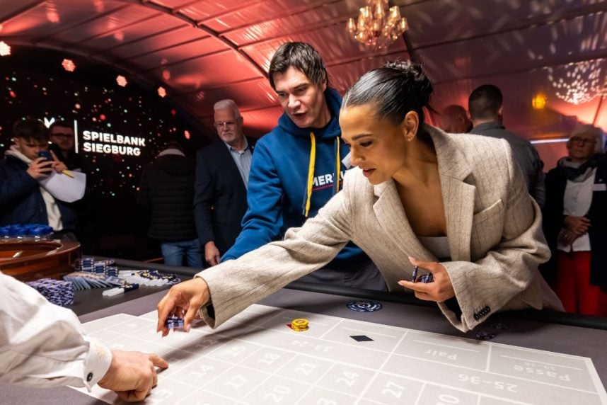 Moderatorin Amira Aly am Spieltisch