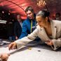 Moderatorin Amira Aly am Spieltisch