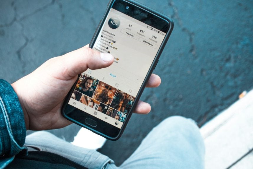 Hand hält Smartphone