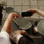 Skaterboarder mit Smartphone