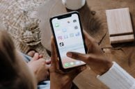 Hände halten Smartphone