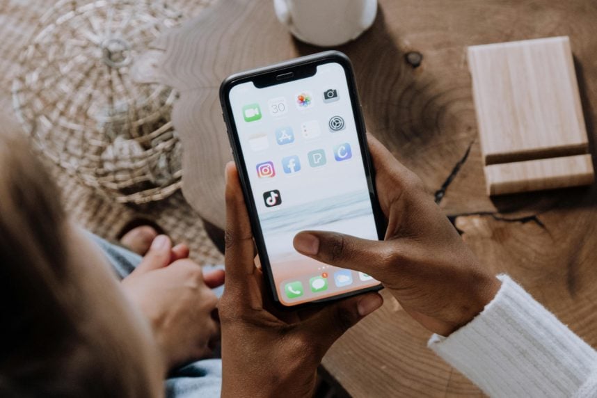 Hände halten Smartphone