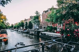 Die KSA sieht illegales Glücksspiel weiterhin als Risiko (Bild: Pexels) Gracht in Amsterdam