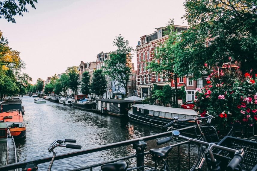 Die KSA sieht illegales Glücksspiel weiterhin als Risiko (Bild: Pexels) Gracht in Amsterdam