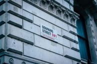 Straßenschild Downing Street