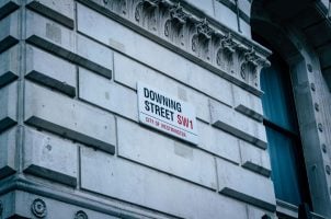 Straßenschild Downing Street