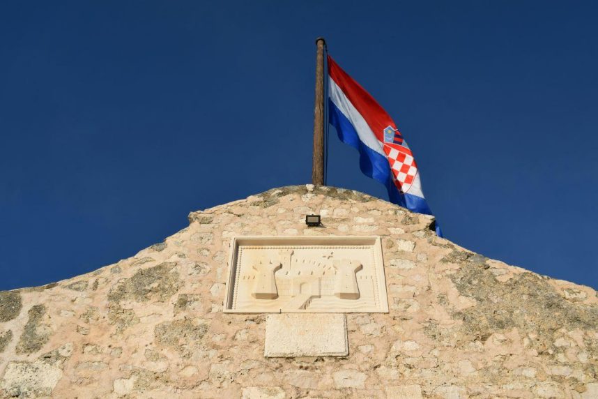 Gebäude mit kroatischer Fahne