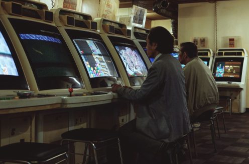 Spieler an Spielautomaten