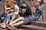 Jugendliche mit Smartphones