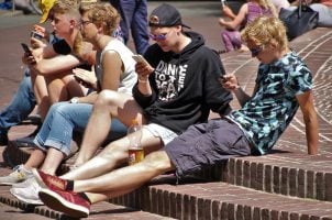 Jugendliche mit Smartphones