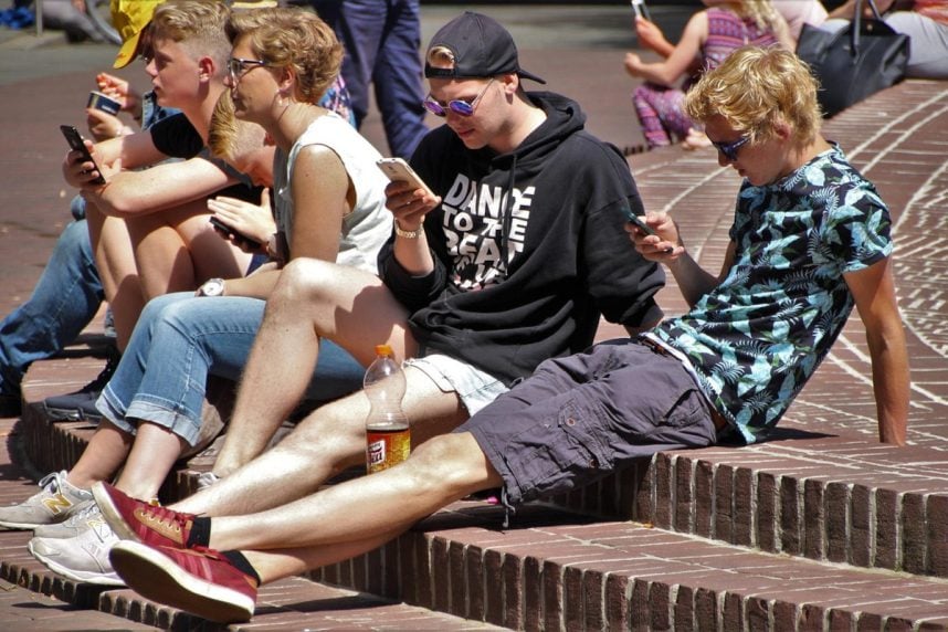 Jugendliche mit Smartphones
