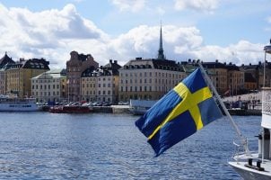 Schwedische Fahne am Hafen