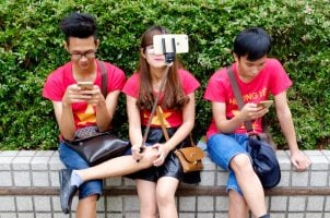 Japaner mit Smartphones