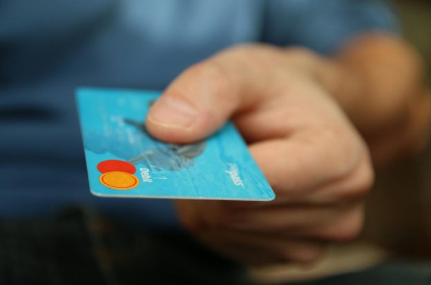 Hand hält Kreditkarte