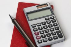Taschenrechner, Papier und Stift