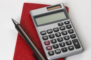 Taschenrechner, Papier und Stift