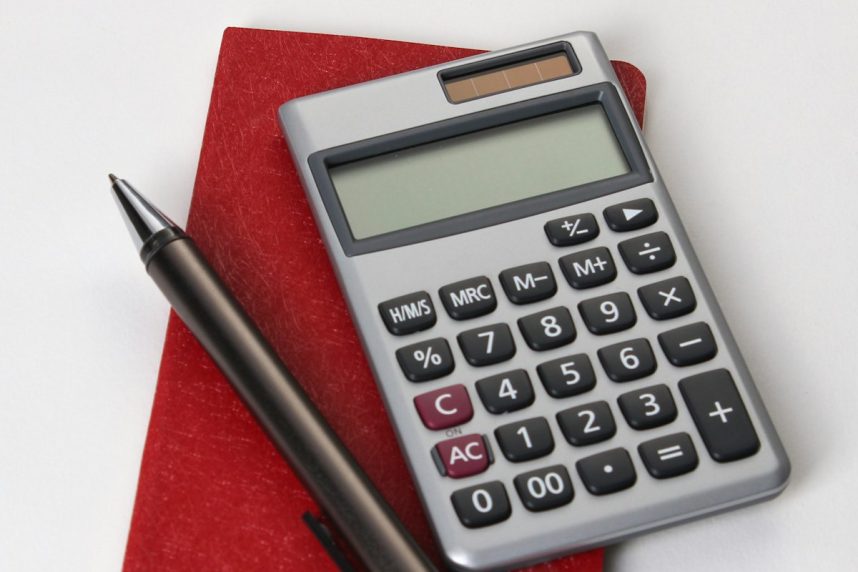 Taschenrechner, Papier und Stift