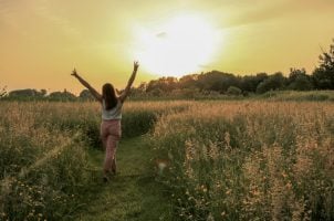 In einem Feld tanzende Frau