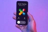 Hand hält Smartphone mit Norsk Tipping-App