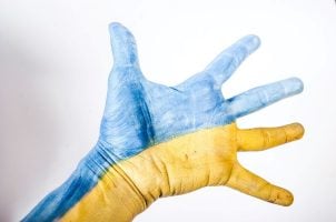 Hand in ukrainischen Nationalfarben