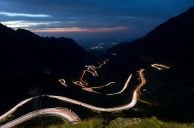 Landesweit verpflichtendes Selbstsperrsystem in Rumänien (Bild:Unsplash/Andrei Seritan) Straße bei Nacht