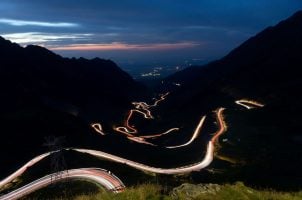 Landesweit verpflichtendes Selbstsperrsystem in Rumänien (Bild:Unsplash/Andrei Seritan) Straße bei Nacht