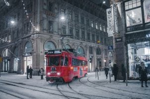 Straßenbahn in Helsinki bei Nacht und Schnee