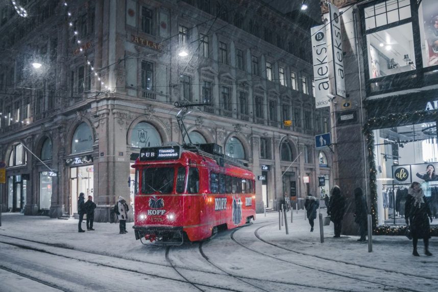 Straßenbahn in Helsinki bei Nacht und Schnee