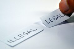 Zettel mit Illegal- und Legal-Aufschrift