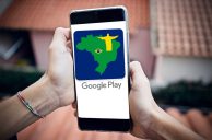 Hände halten Smartphone, Google Play Store